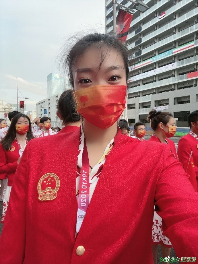 参加开幕式！女篮球员集体与姚明合影