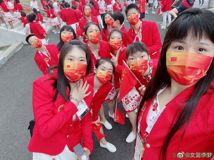 参加开幕式！女篮球员集体与姚明合影