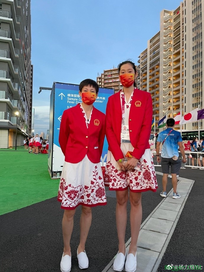 参加开幕式！女篮球员集体与姚明合影