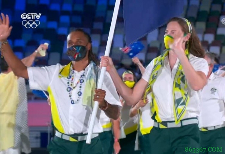 奥运开幕式：米尔斯与游泳运动员坎贝尔举旗入场