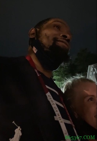 拿捏！杜兰特开幕式入场前开直播 遭女运动员强吻&索要合影