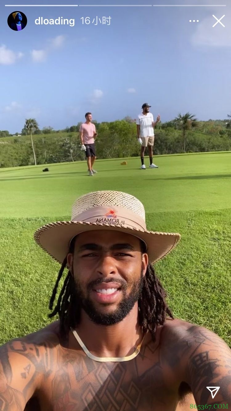 进化！拉塞尔晒近照与唐斯现身高尔夫球场 粗犷造型引人注目