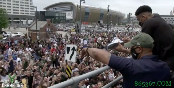 字母:现在我们站在了顶峰 很多人一有机会就想把我们拉下来