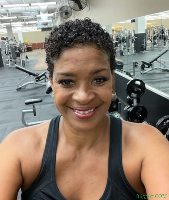 麦基晒妈妈照片:我妈妈很好 正在锻炼!