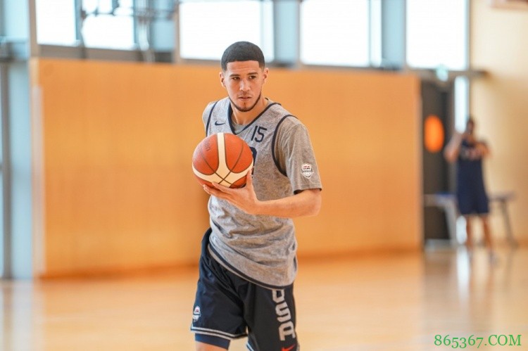 这小板寸你给打几分?美国男篮晒布克新发型