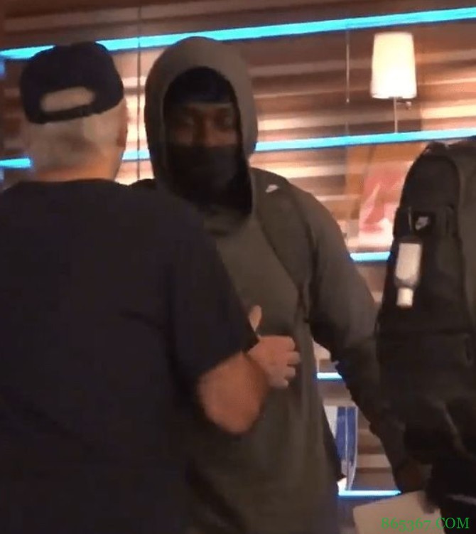 布克3人到达时间为凌晨一点多 72岁波波维奇酒店门口亲自迎接