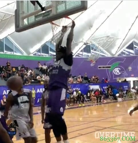 ?装到了!哈雷尔野球场扣碎篮板 盯筐+滚地庆祝