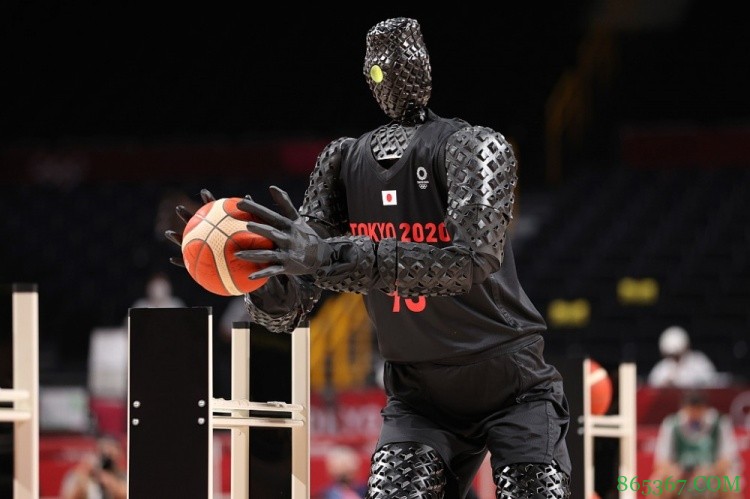 叫板库里！日本奥运赛场展示投篮机器人 远投百发百中！