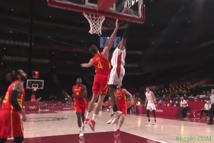 八村塁弧顶晃飞防守 单手迎扣大加索尔