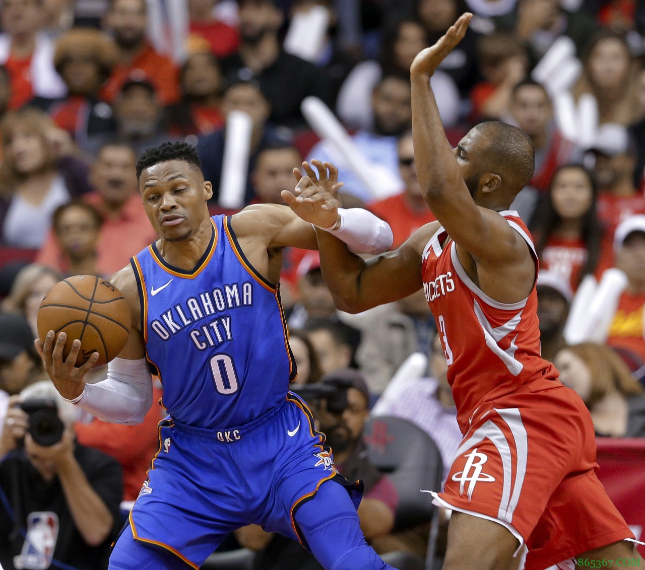 两年前的今天：火箭和雷霆完成交易 保罗与威少互换东家