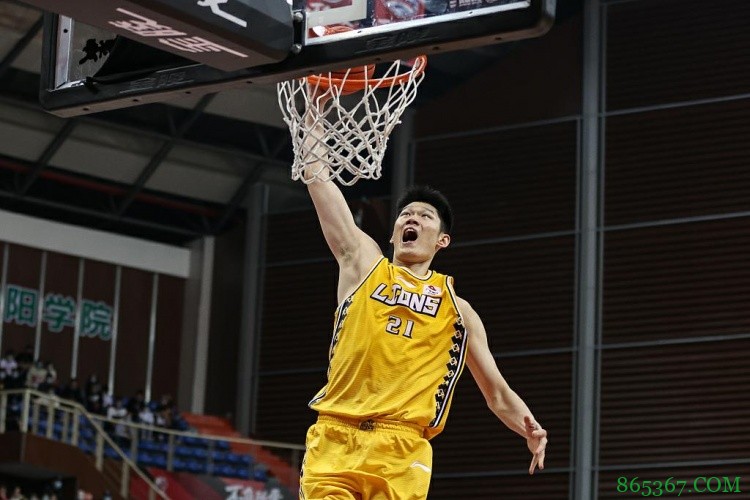 媒体人：想知道是什么理由让领导决定用一个三人篮球菜鸟上奥运？