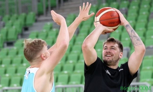 东契奇本场得分比昨晚美国男篮首发5人得分之和还要高