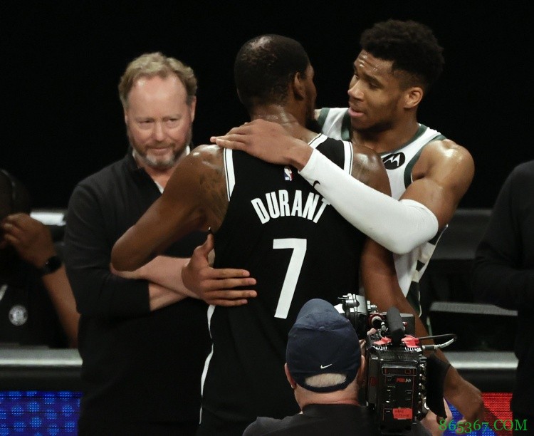 杜兰特曾在抢七失利后对字母说道：去拿下一个总冠军