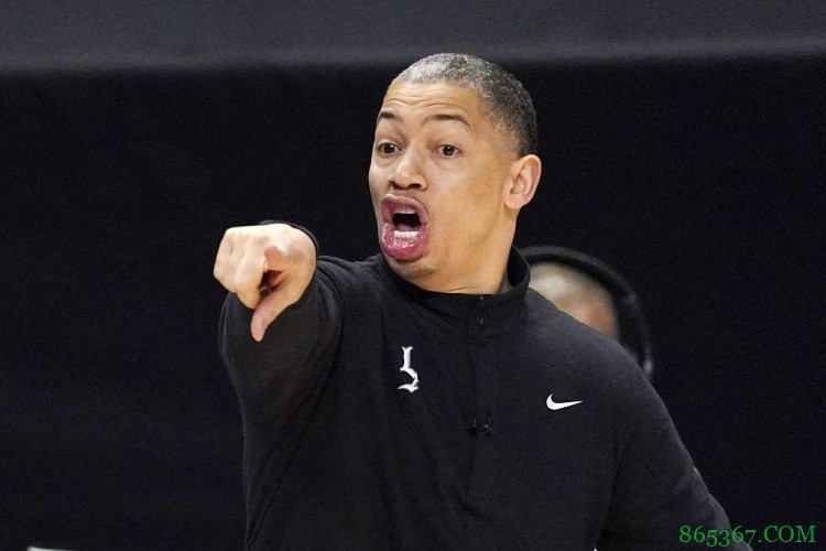 就搁这儿猛薅我？卢的教练团已有三名重要助教被挖