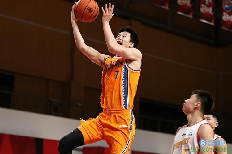 王健谈郭昊文退出NBA选秀：今年没有选秀行情 退选是明智之举