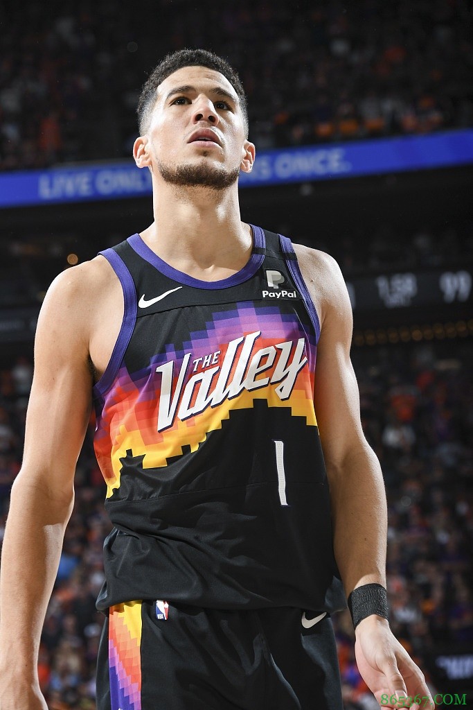 布克40分4板3助2断1帽 无奈关键时刻遭包夹失误