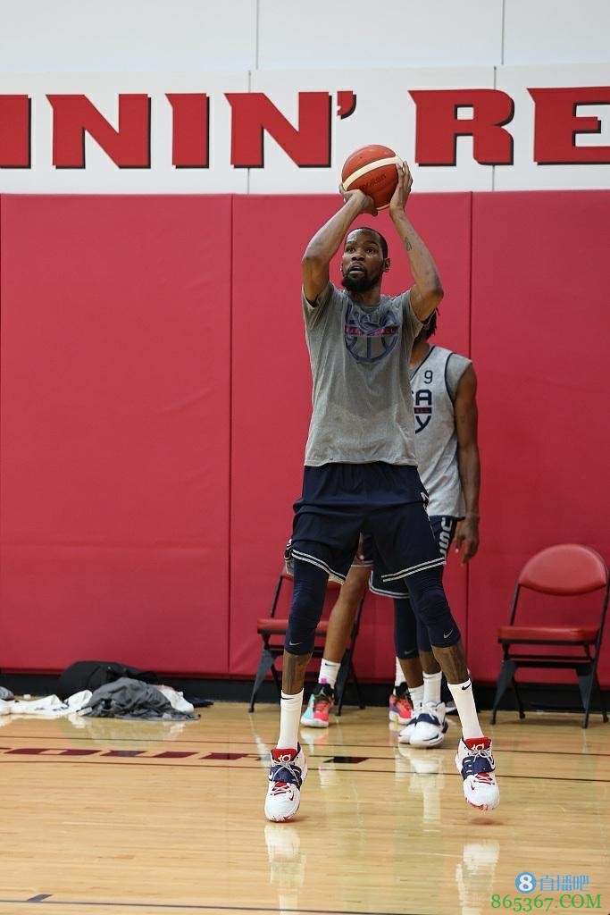 图集警告!美国男篮备战奥运 众将开怀大笑&KD标志性玩手机