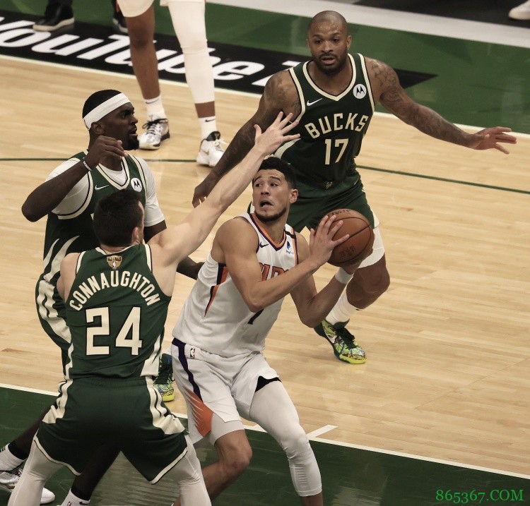 名记：美国男篮周五将用私人飞机接布克&霍勒迪&米顿去东京