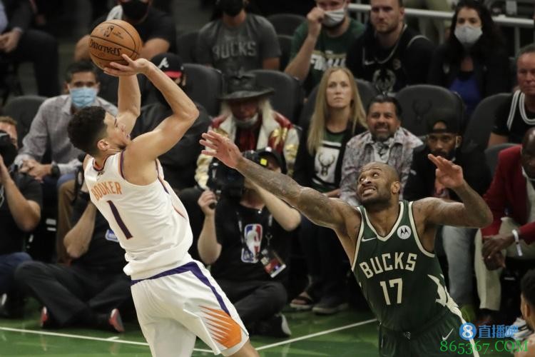 有失水准!布克出战三节14投仅3中贡献10分6板2助遗憾落败