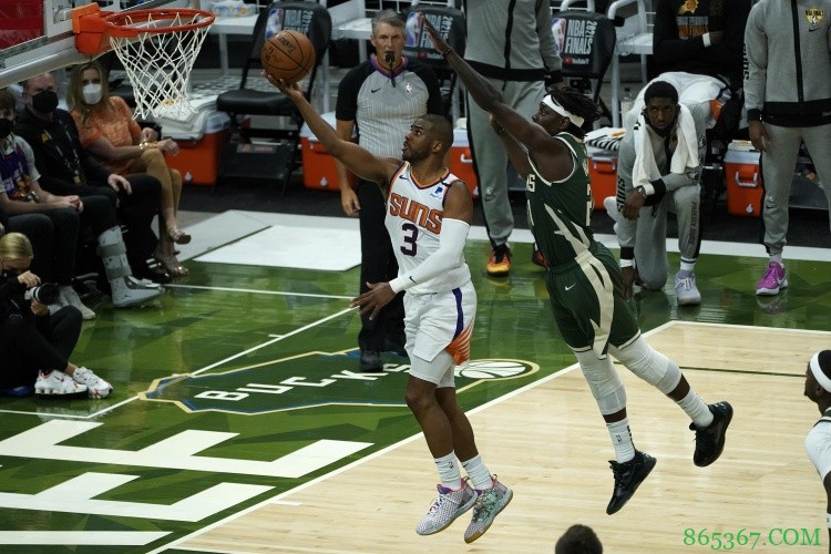 霍勒迪:保罗会成为NBA有史以来最出色的控球后卫之一