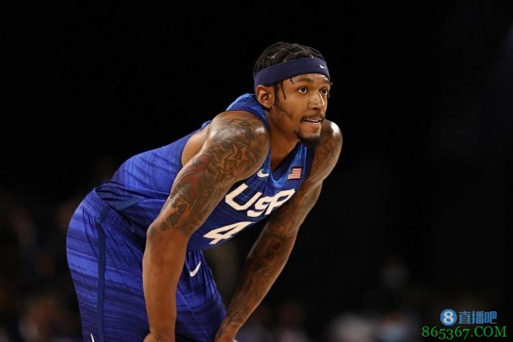 名记：比尔的情况到周五会更清楚 此前选拔队有球员新冠检测阳性