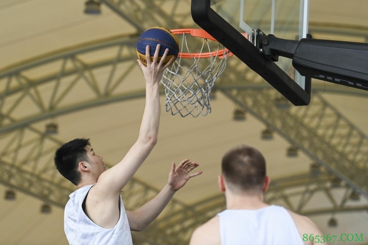 男篮队医：胡金秋完全靠命在拼 我每场看他都感觉眼泪打转