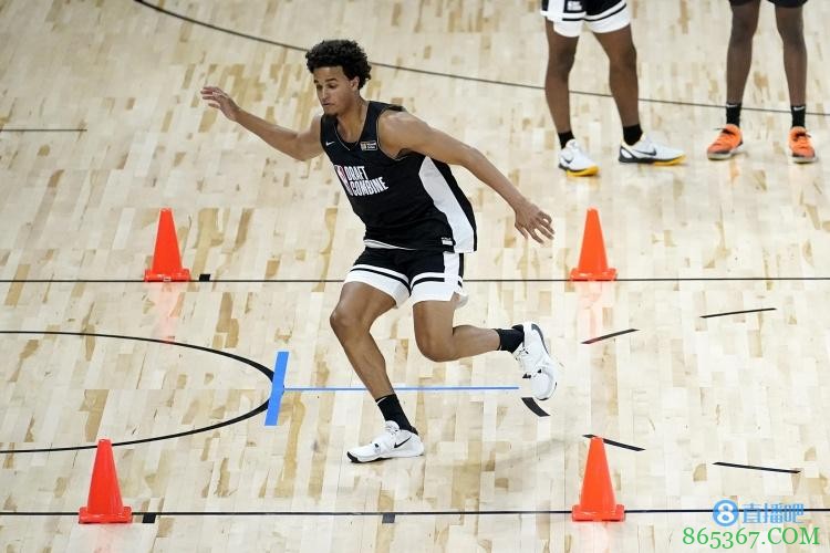 【新秀巡礼】厄尔：高球商的全能防守者 找好进攻定位很重要