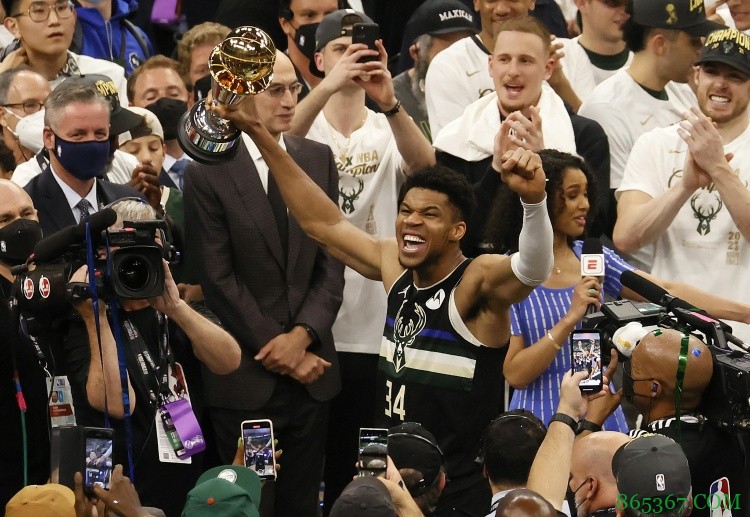 名记:夺冠让字母哥确立了自己的地位 但打季后赛我依然先选老詹