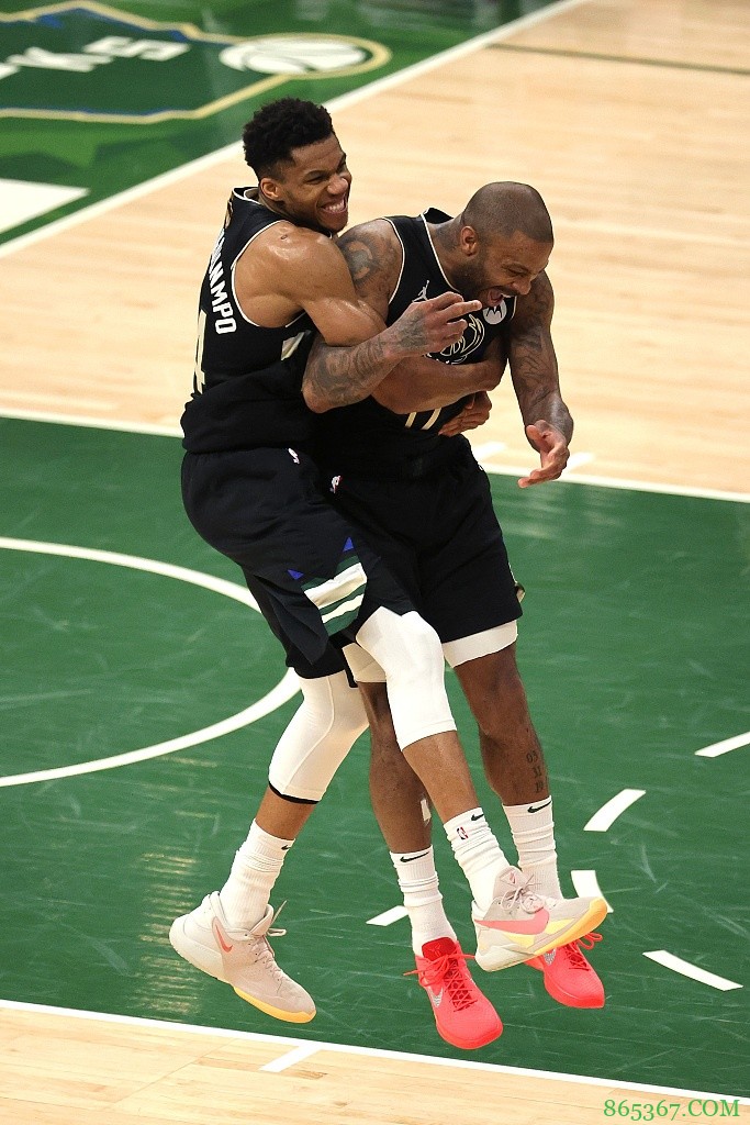 来自前队友的祝贺!伍德:恭喜字母哥和塔克赢得总冠军