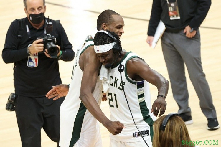 官方：米德尔顿、霍勒迪和布克可以出战今晚与法国比赛