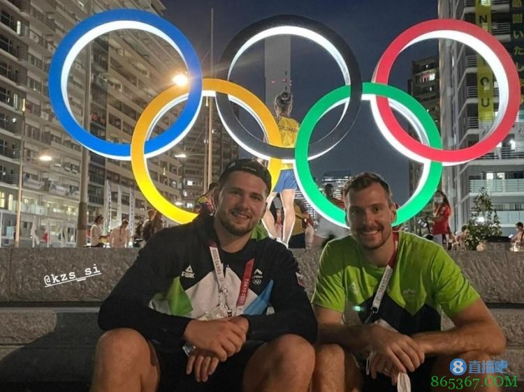 晒照！东契奇在奥运村与队友佐兰-德拉季奇合影