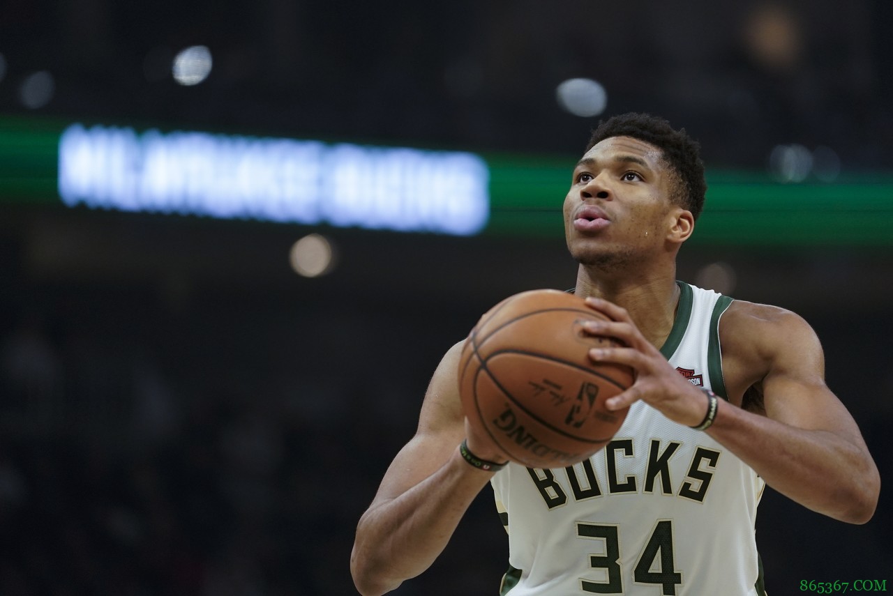 字母哥：快乐源于从每件事中找到乐趣 例如观众为我罚球倒数