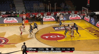 泰山压顶!周琦单臂暴力隔扣字母弟