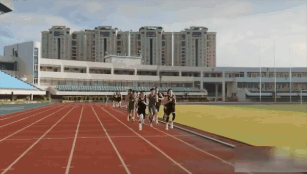 广东队首训教练组安排3200米晨跑 赵睿第一个冲过终点