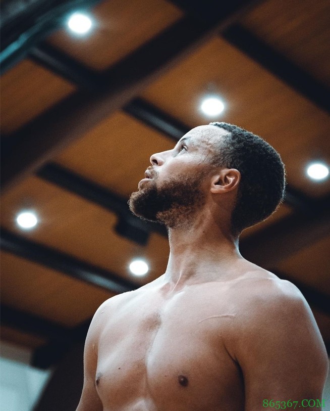 摄影师晒库里最新训练照 赤膊上身 大秀单手暴扣