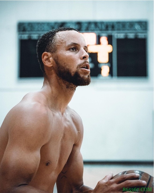 摄影师晒库里最新训练照 赤膊上身 大秀单手暴扣