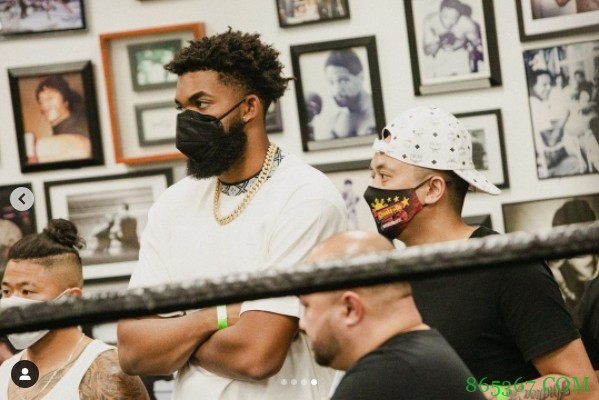 唐斯INS晒与拳王帕奎奥合影：终于有机会看这位传奇工作了