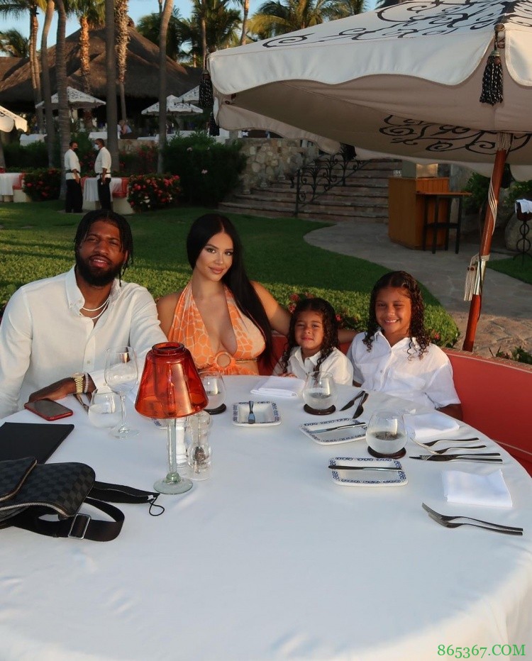 开船！乔治晒出自己与家人一起出海游玩的照片