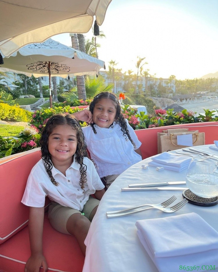 开船！乔治晒出自己与家人一起出海游玩的照片