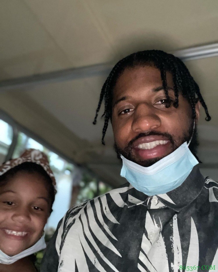 开船！乔治晒出自己与家人一起出海游玩的照片