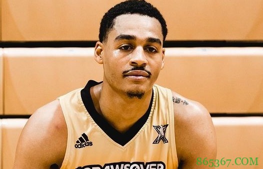 克莱文的？普尔左肩惊现中文文身：永远滴神！