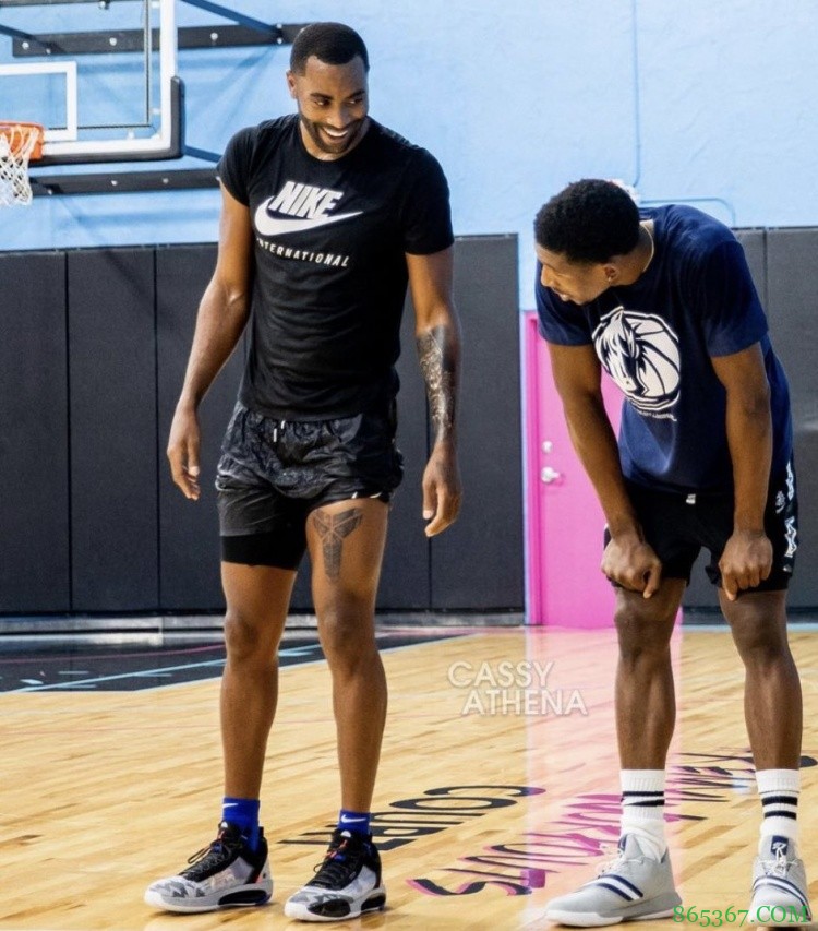 致敬Kobe！艾灵顿大腿纹有一个科比画像X曼巴LOGO的纹身