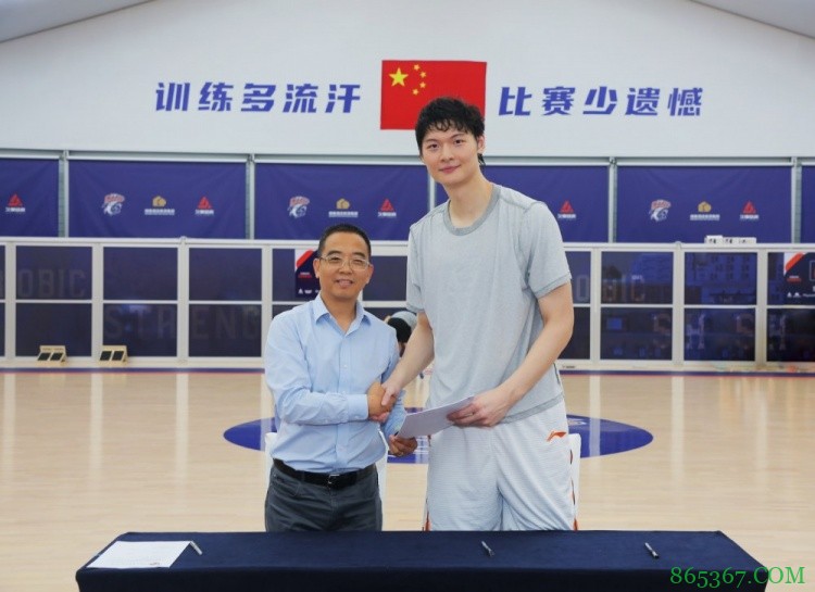 上海男篮官方：王哲林正式加盟 将身披94号球衣