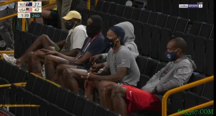 杜兰特&利拉德等人现场观战美国女篮vs澳大利亚女篮