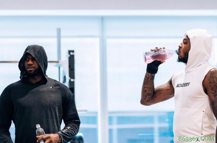 老头有力量！训练师晒出詹姆斯&安东尼一起训练的照片