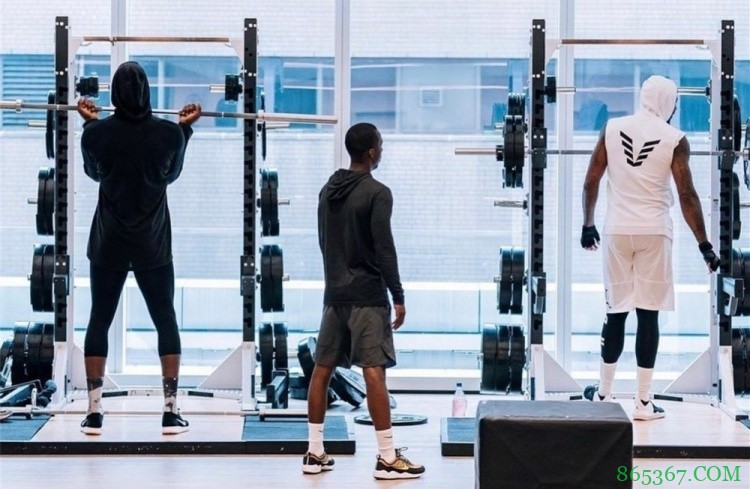 老头有力量！训练师晒出詹姆斯&安东尼一起训练的照片