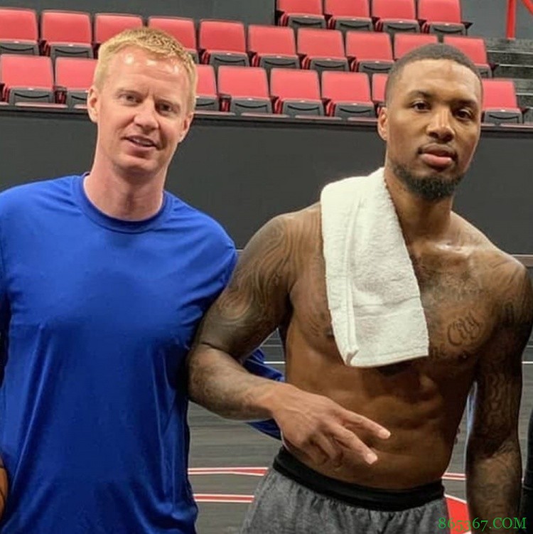 队记：76人聘请菲尔-贝克纳为教练顾问 后者长期任利拉德的训练师