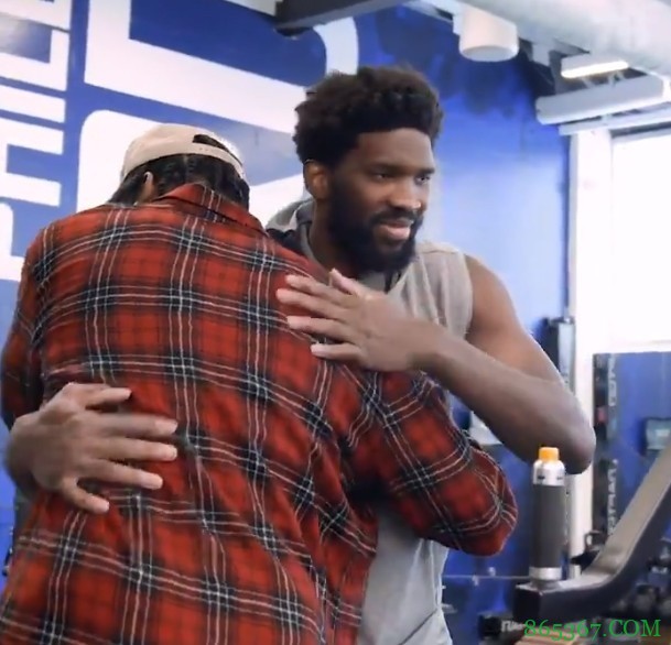 礼貌但不失尴尬的微笑? 76人官推晒出庄神与恩比德拥抱合照