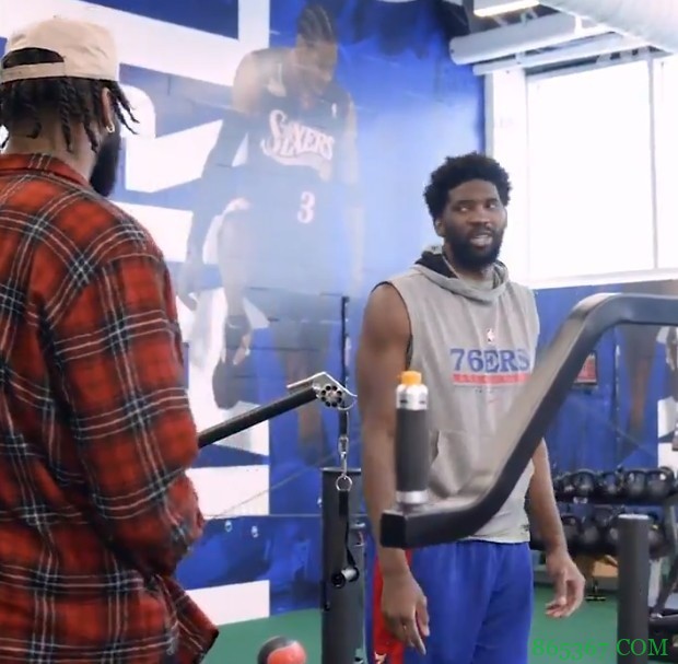 礼貌但不失尴尬的微笑? 76人官推晒出庄神与恩比德拥抱合照