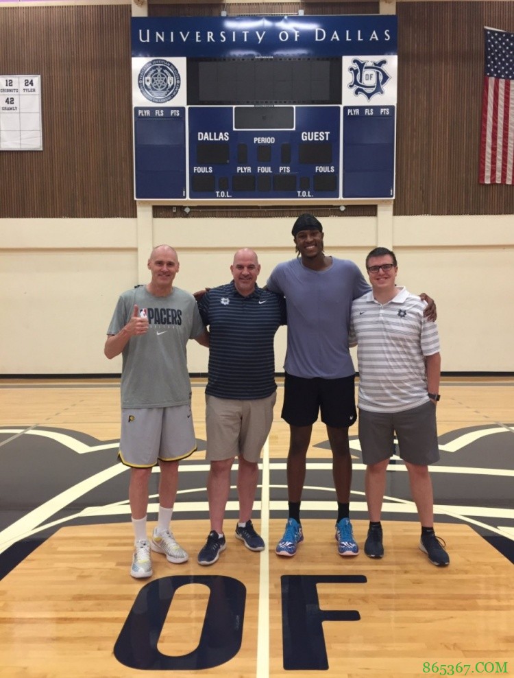 特纳晒自己与主帅卡莱尔训练照：期待步行者实现强势反弹！